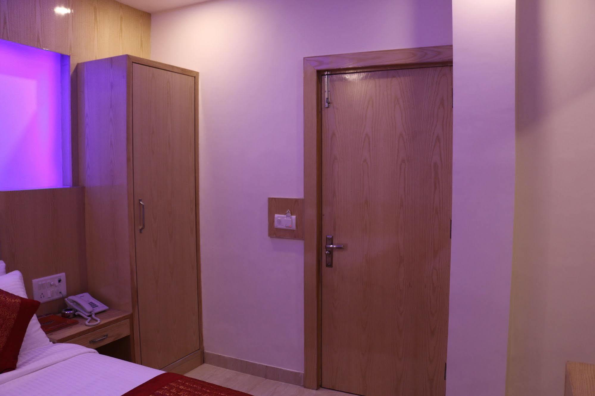Hotel Prince Palace Deluxe - Paharganj - New Delhi Exteriör bild